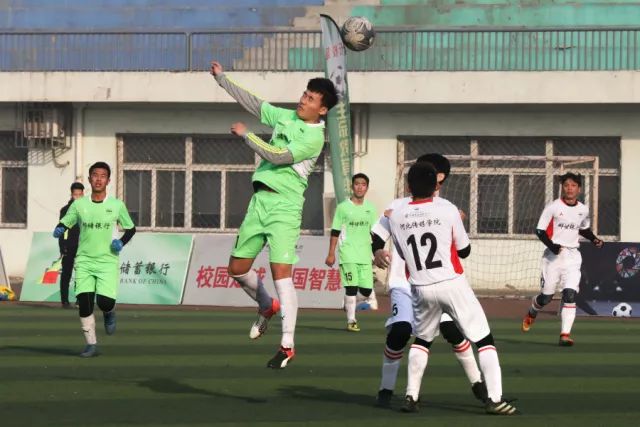 中规中矩！湖人新秀卡尔12投5中&三分3中0 拿到14分3板